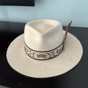 Cream hat w/ feather